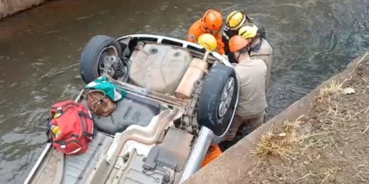 Mulher é salva após perder controle de carro e cair em córrego em MS